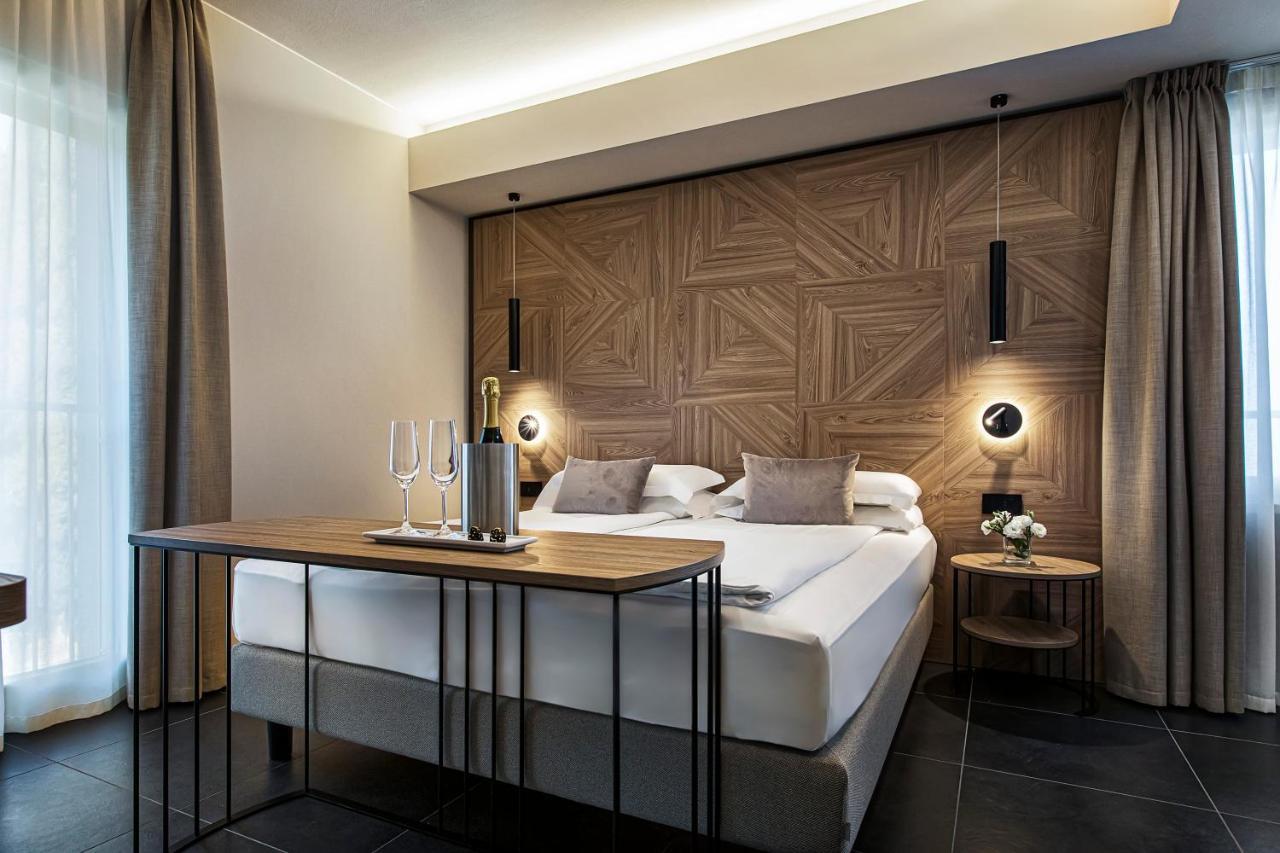 Zimmer mit Kingsize-Bett und Seeblick